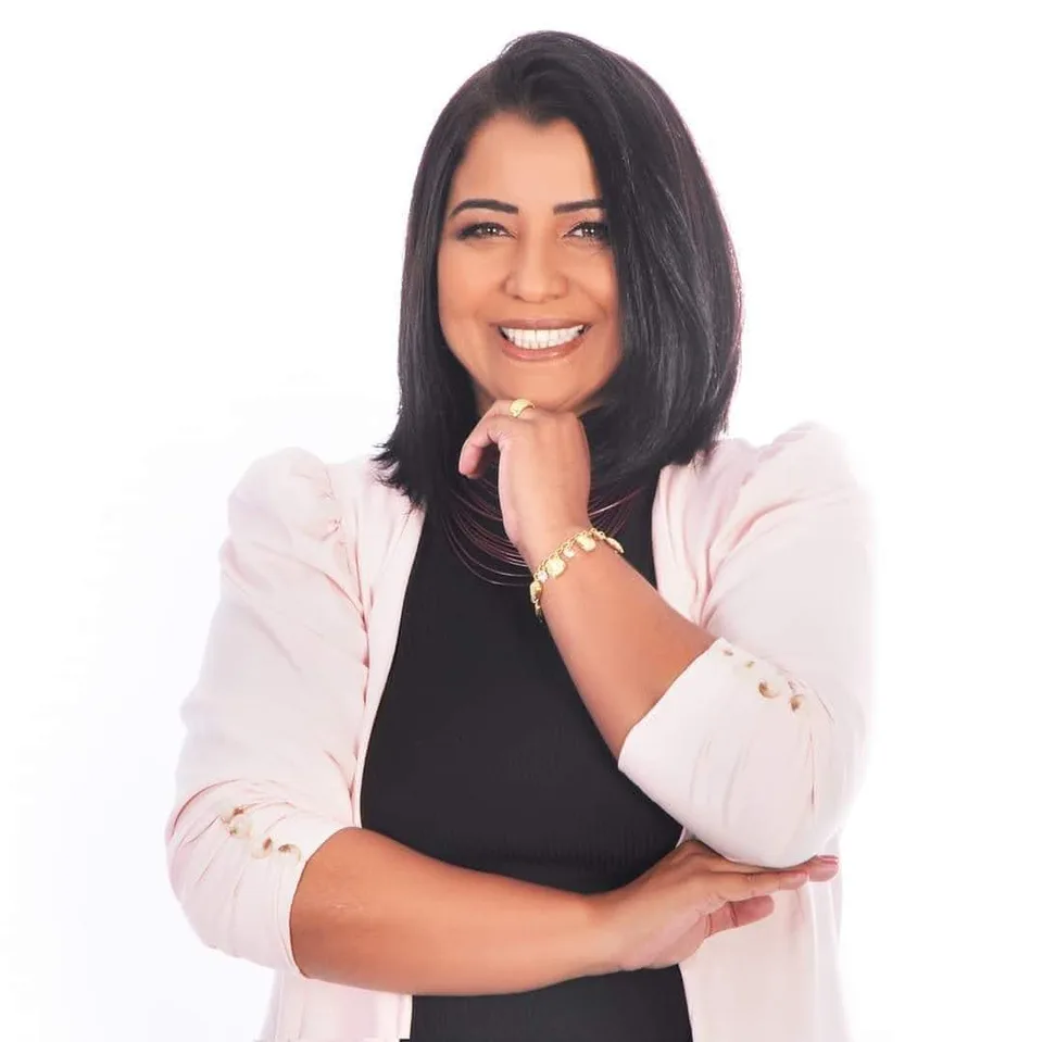 Luziléia sorrindo com blazer claro
