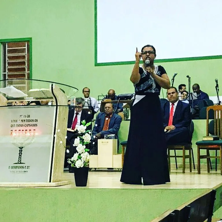 Luziléia falando à frente de uma congregação