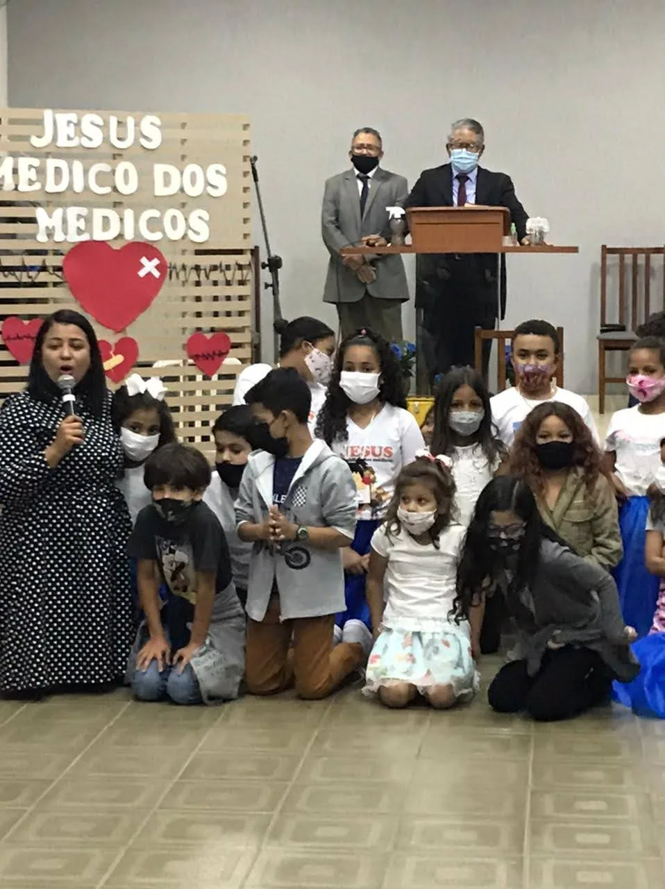 Registro de encontro na igreja com adultos e crianças
